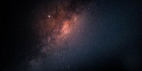 Astr&ocirc;nomos rastreiam explos&atilde;o de r&aacute;dio recordista e encontram uma gal&aacute;xia menor do que esperavam