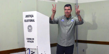 Eduardo Riedel &eacute; reeleito governador de Mato Grosso do Sul