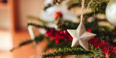 Tradi&ccedil;&atilde;o de &Aacute;rvore de Natal convencional chegou ao fim: tend&ecirc;ncia para 2026 &eacute; minimalista