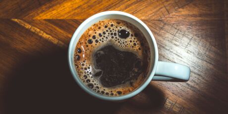 Caf&eacute; pela manh&atilde; reduz risco de morte, aponta estudo