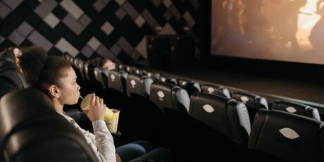 Pessoas que v&atilde;o sozinhas ao cinema possuem 5 virtudes sobre os outros, segundo a psicologia