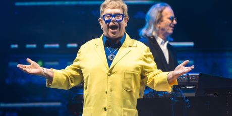 Dizer "Eu te amo" &eacute; f&aacute;cil, mas para Elton John essas s&atilde;o as 3 palavras mais dif&iacute;ceis de falar