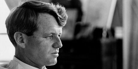 Ele tinha 17 anos quando apertou a m&atilde;o de Robert Kennedy: minutos depois, aconteceu uma trag&eacute;dia