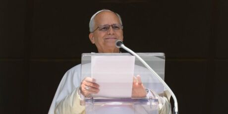 Cirurgia pulmonar do papa termina com sucesso, diz Vaticano