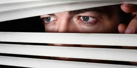 Sentir que algu&eacute;m est&aacute; observando voc&ecirc; n&atilde;o &eacute; sexto sentido, e a ci&ecirc;ncia explica por qu&ecirc;