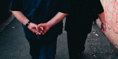 O que a psicologia diz sobre quem costuma andar com as m&atilde;os para tr&aacute;s?