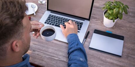 Duas x&iacute;caras de caf&eacute; sem a&ccedil;&uacute;car por dia: estudo encontra risco 16% menor de morte