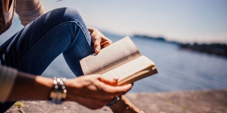 "Quem n&atilde;o l&ecirc; ter&aacute; vivido apenas uma vida": a reflex&atilde;o de Umberto Eco sobre o poder da leitura