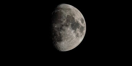 NASA flagrou espa&ccedil;onave passando em alta velocidade pela Lua e formato chamou aten&ccedil;&atilde;o