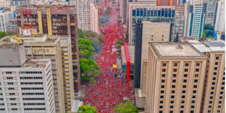 Lula faz aceno a jovens e promete revolu&ccedil;&atilde;o tecnol&oacute;gica em ato na Paulista
