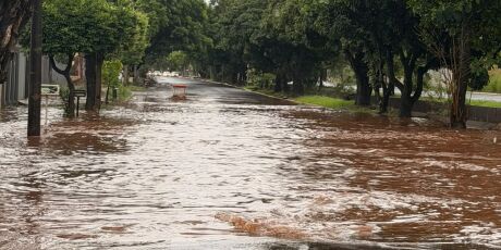 Chuva provoca alagamentos pelas ruas de Campo Grande