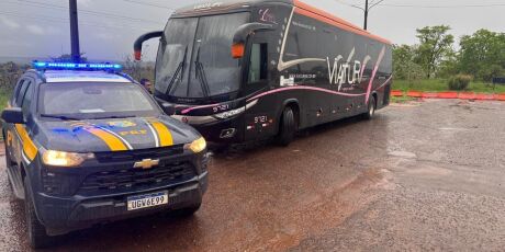 Passageiro coloca fogo em &ocirc;nibus com 13 pessoas na BR-262 em MS