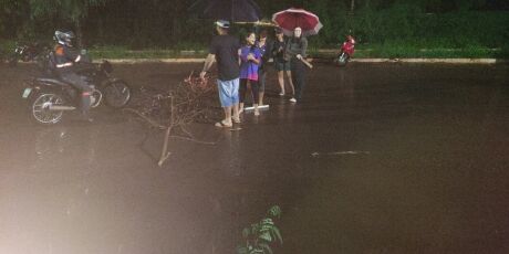 Fam&iacute;lia enfrenta chuva e alerta motoristas em via alagada de Campo Grande