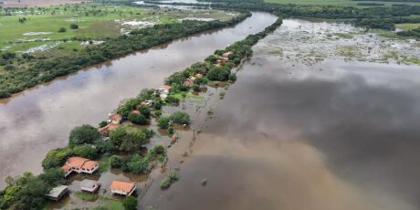 Ap&oacute;s chuvas, Rio Ivinhema atinge 4 metros de altura e alaga casas de ver&atilde;o