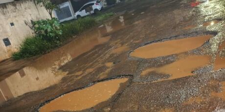 Buracos e lama tomam ruas de bairro e revoltam moradores em Campo Grande