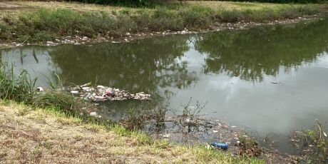 Lixo se acumula em piscin&atilde;o que transbordou e deixou moradores ilhados em MS
