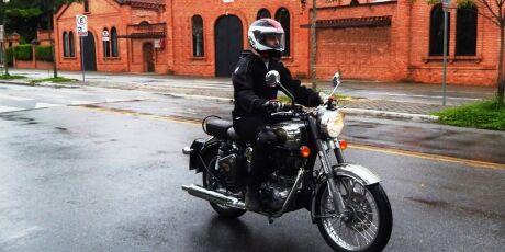 Estilo "old fashion" &eacute; a marca da Royal Enfield Classic 500