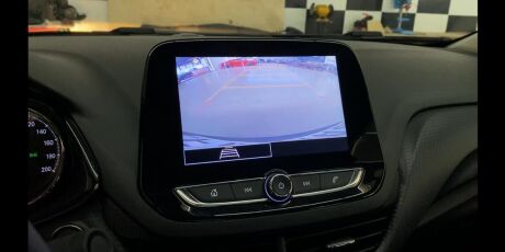 Onix Midnight vem em visual todo escurecido