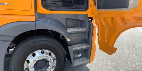 Passeio no cavalinho digital: Mercedes-Benz Novo Actros 2045