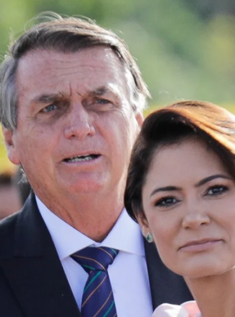 Michelle diz que Bolsonaro conseguiu se alimentar e que ex-presidente j&aacute; fez fisioterapia