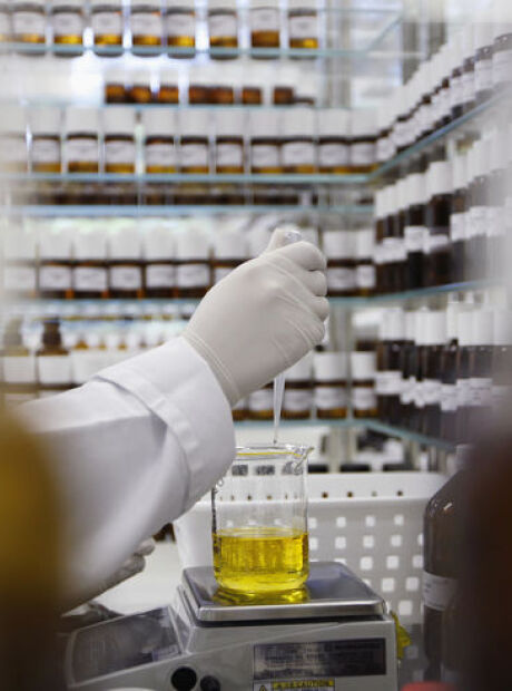 Anvisa atualiza regras sobre controle de qualidade em laborat&oacute;rios