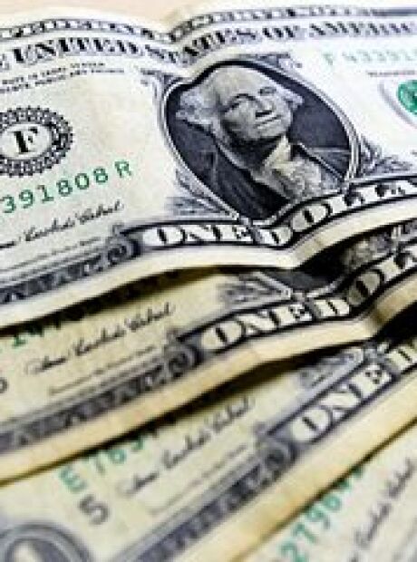 D&oacute;lar fecha abaixo de R$ 5 pela primeira vez em mais de dois anos