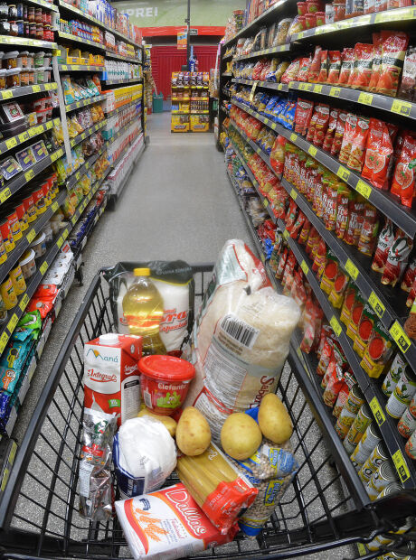 Cesta b&aacute;sica compromete mais da metade do sal&aacute;rio m&iacute;nimo na Capital