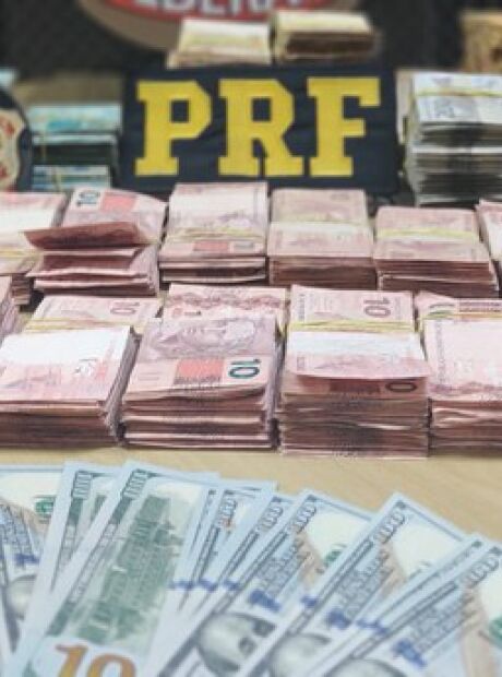 Bolivianos são presos com 241 mil reais e cinco mil dólares em veículo