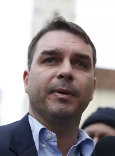 Flávio anuncia que Bolsonaro o escolheu como candidato a presidente da República em 2026