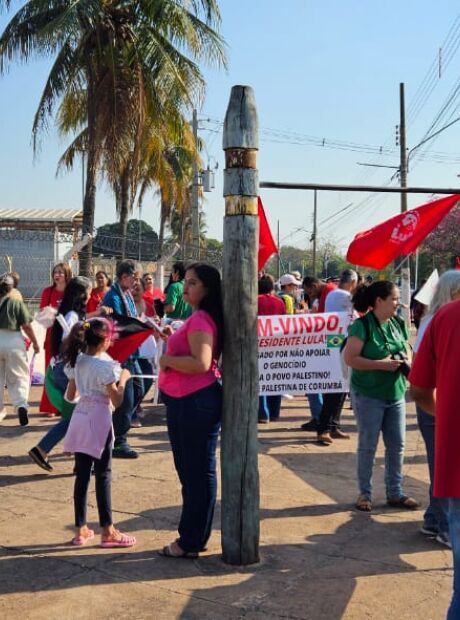 Lula é recebido sob vaias e aplausos em Corumbá