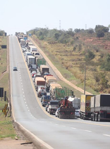 Motoristas têm rotas alternativas para fugir da fila gigantesca na BR-163