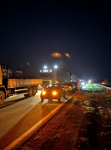 Quase 10 horas após rompimento de barragem, trecho da BR-163 está parcialmente interditado 