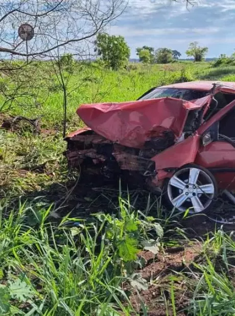 Motorista fica gravemente ferido após colidir veículo em árvore
