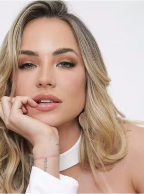 Ex-"BBB" Gabi Martins fala sobre videoclipe de "Doeu Mas Não Matou"