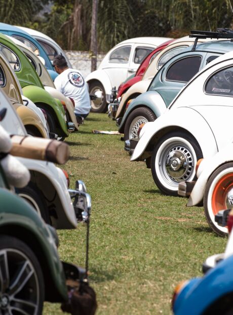 Evento reúne 250 carros antigos com exposição de Fusca, Opala e Chevette 