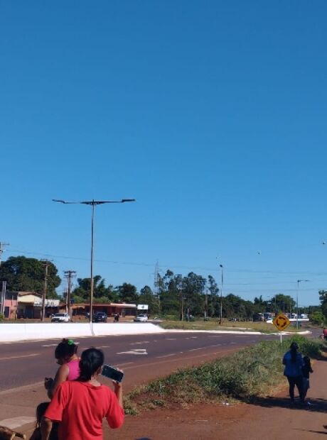 Indígenas bloqueiam rodovia em protesto contra falta d'água 