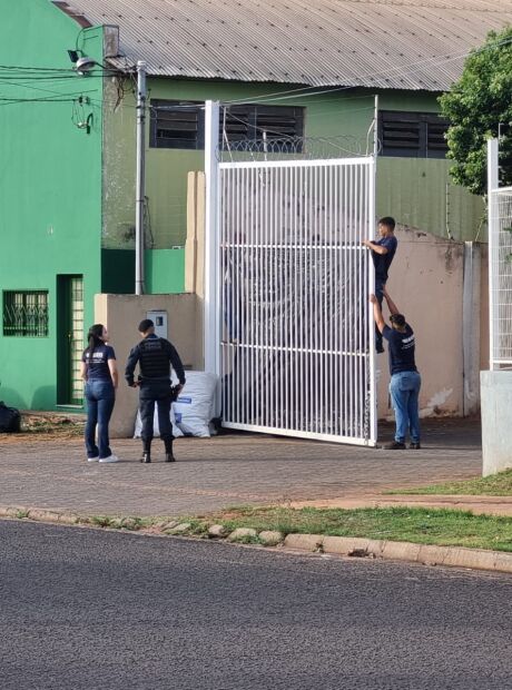 Choque isola transportadora após pacote explodir na mão de funcionário