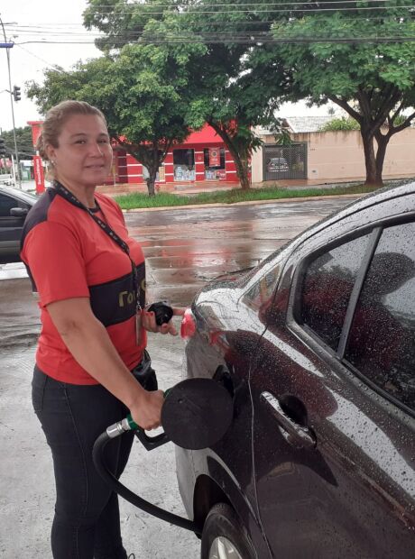 Essenciais, mulheres esbanjam simpatia em posto de gasolina na manhã de Natal