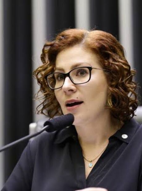 Em pedido de ren&uacute;ncia, Zambelli diz que segue viva e que Brasil continuar&aacute; ouvindo sua voz