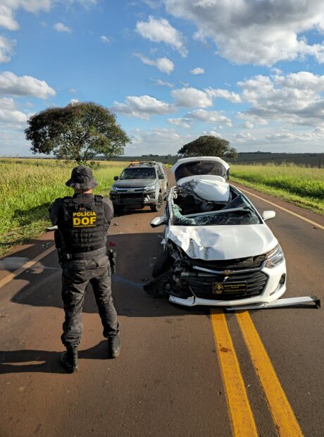 Em perseguição, carro lotado de maconha bate em caminhão; veja vídeo