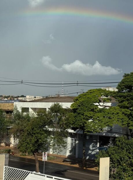 Chuva surpreende e refresca fim de semana na Capital