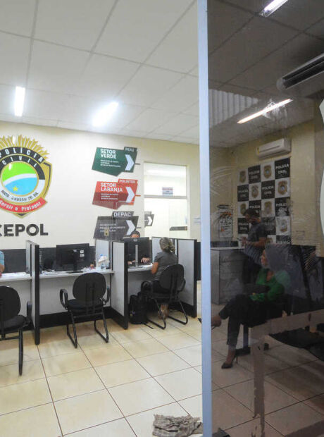 Dupla pagou garrafa de bebida para homens invadirem e roubarem casa alugada