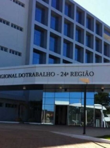 Vendedor que fraudava ponto para encobrir atrasos tem justa causa mantida