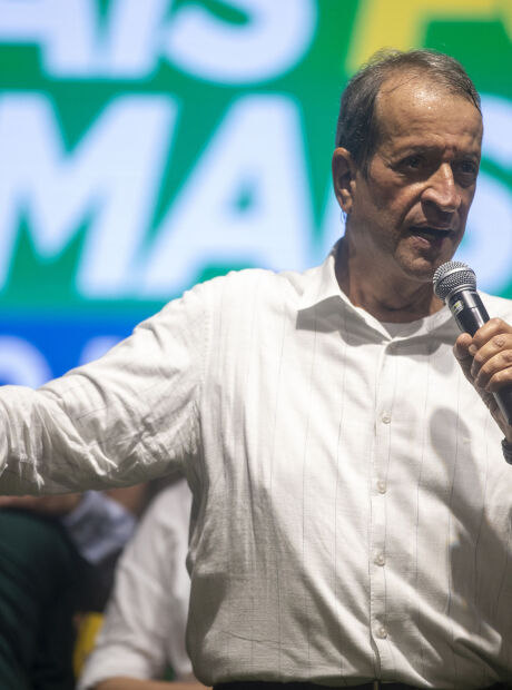 Ideal seria direita a se unir para eleger Fl&aacute;vio Bolsonaro no 1&ordm; turno, diz Costa Neto