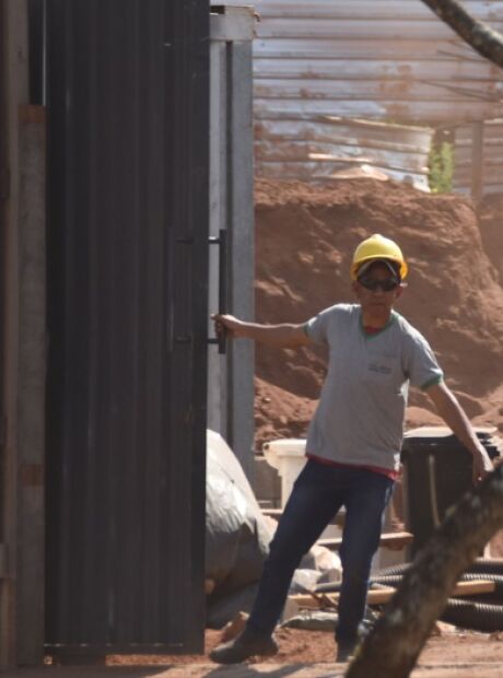 Ind&uacute;stria, constru&ccedil;&atilde;o e com&eacute;rcio cortam 34 mil vagas com ensino superior em 2025, mostra FGV