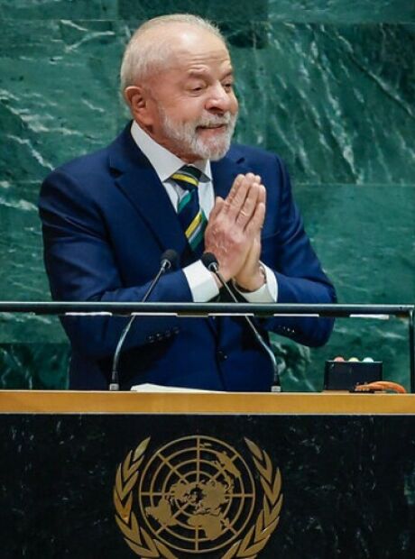 D&oacute;lar fecha no menor n&iacute;vel em 15 meses ap&oacute;s tom diplom&aacute;tico de Trump e Lula