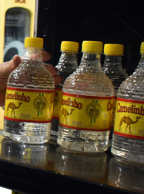 Investiga&ccedil;&atilde;o de intoxica&ccedil;&atilde;o por metanol leva Procon a recolher bebidas em Campo Grande