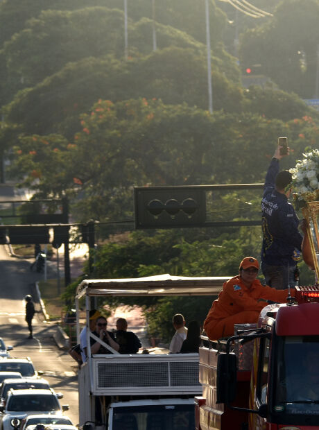 Carreata da Padroeira re&uacute;ne 300 carros e percorre 9 avenidas de Campo Grande
