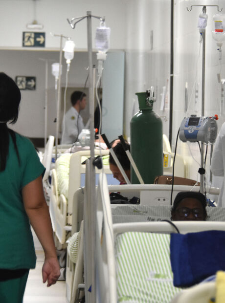 Quase 100 pessoas est&atilde;o internadas em leitos improvisados na Capital