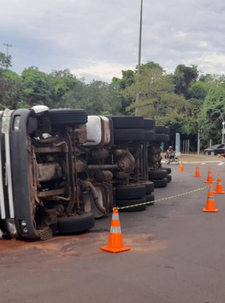 Caminh&atilde;o carregado com 28 toneladas de carne tomba no Parque dos Poderes